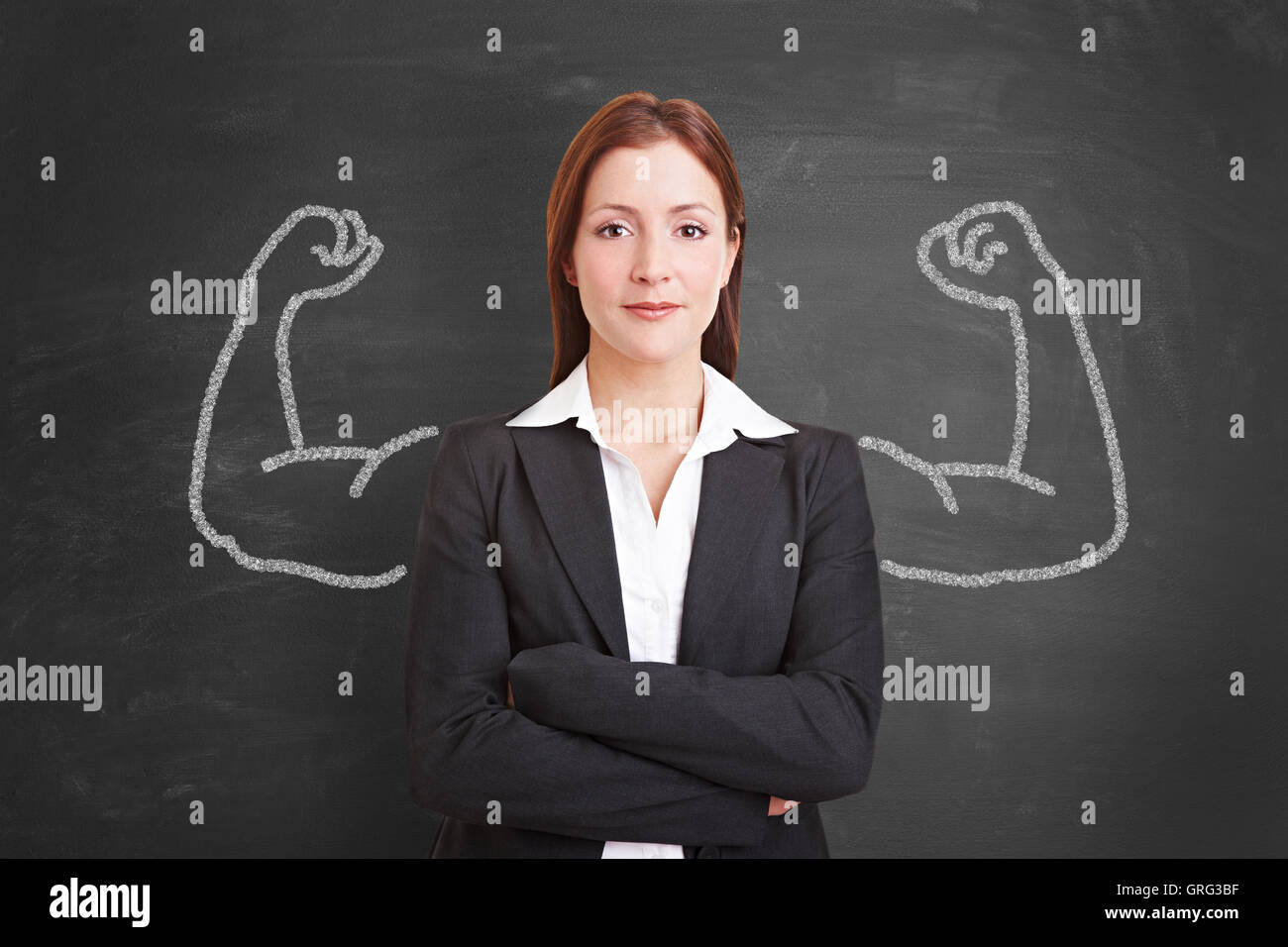 Erfolgreiche selbst zuversichtlich Geschäftsfrau mit Muskeln gezeichnet mit auf einer Tafel Kreide Stockfoto