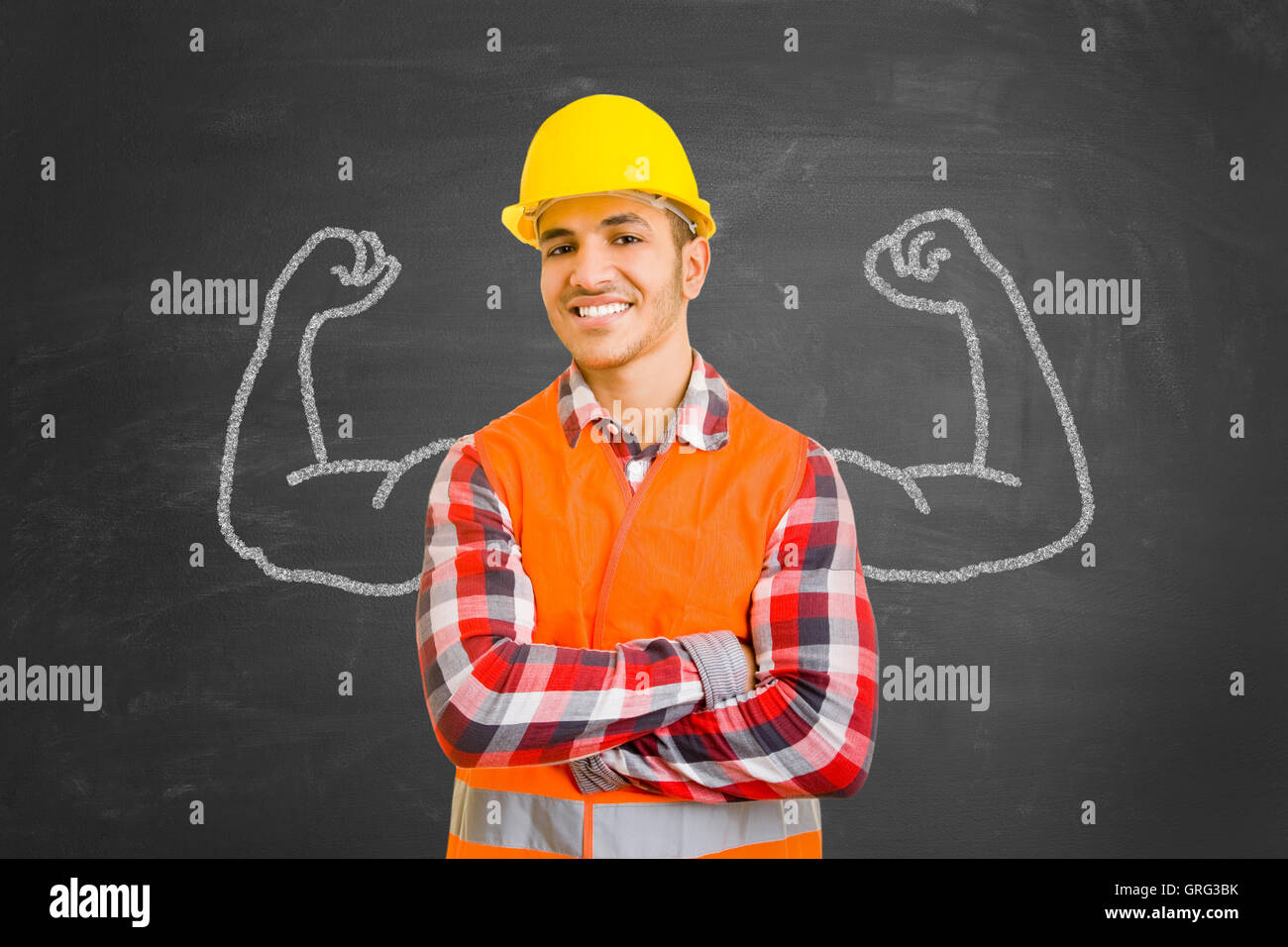 Selbstbewusste Bauarbeiter vor Tafel mit Muskeln mit Kreide gezeichnet Stockfoto