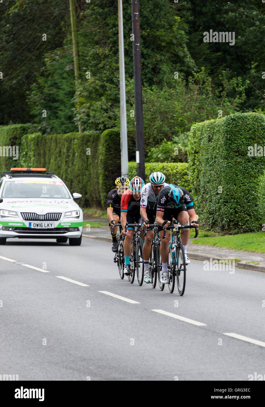 Ein kleines Feld von Radfahrern gefolgt von einem Skoda Support Car beim Tour of Britain Cycle Race in Alsager Cheshire England Vereinigtes Königreich Großbritannien Stockfoto