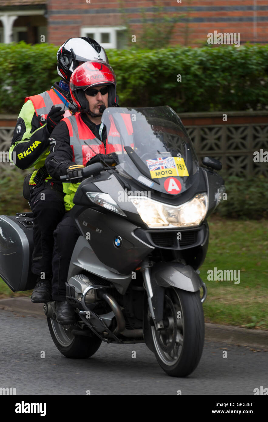 Motorradfahrer und Pillion Passenger nach dem Tour of Britain Cycle Race durch Alsager Cheshire England Großbritannien Großbritannien Stockfoto
