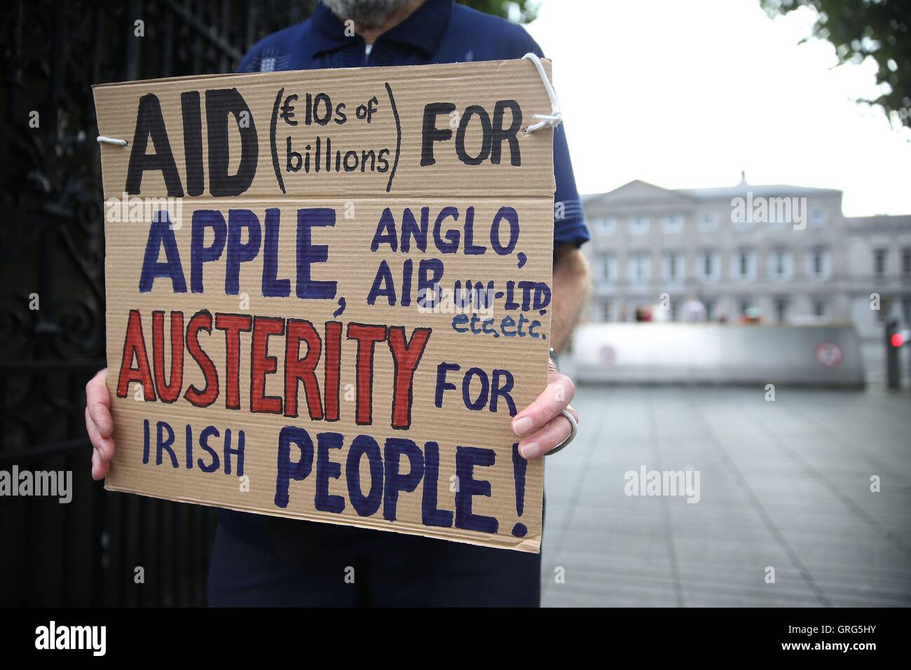 Colm Roddy hält ein Schild draußen Leinster House in Dublin als die Dail Debatten über die geplante Regierung zu hören zurückgerufen hat, Rechtsmittel gegen die Europäische Kommission regierende, dass Apple auf der Rückseite 13 Milliarden Euro zahlen, Steuern. Stockfoto