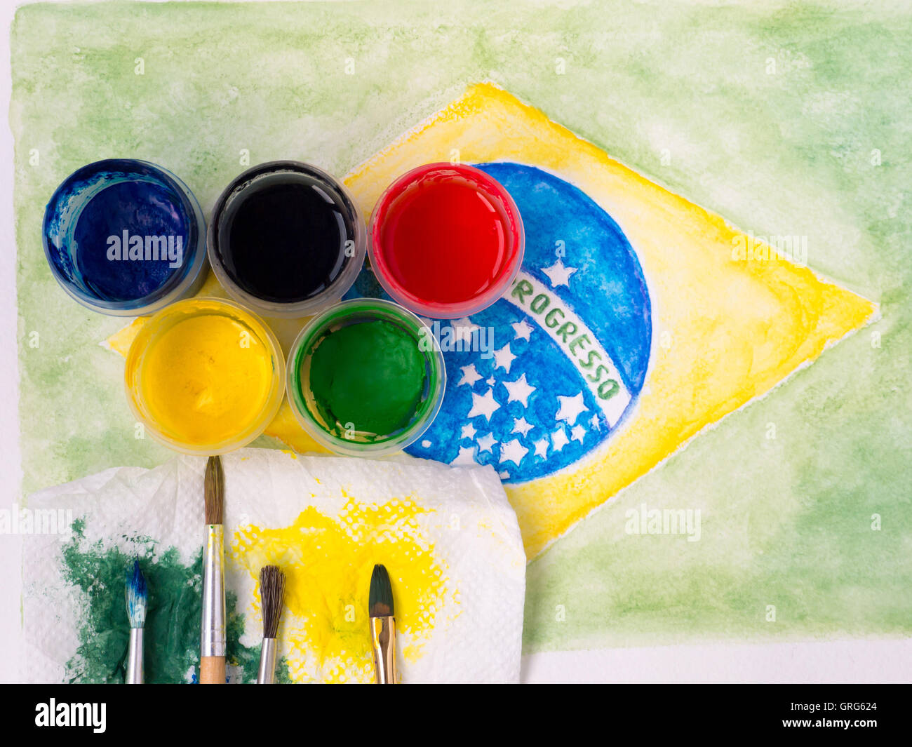 Farben, Pinsel und und gefärbt mit Farben Stoff auf das Brasilien-Flagge-Aquarell Malerei Motto auf die Fahne "Ordem e Progresso" Stockfoto