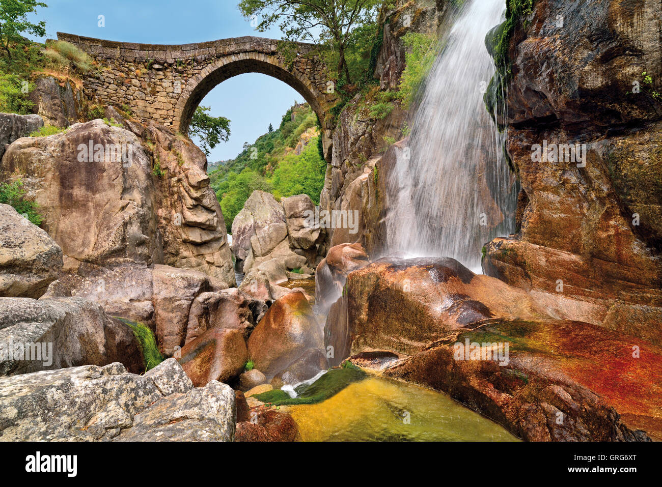 Portugal: Mystic-Brücke mit Wasserfall und Wasser läuft über riesige Felsen Stockfoto