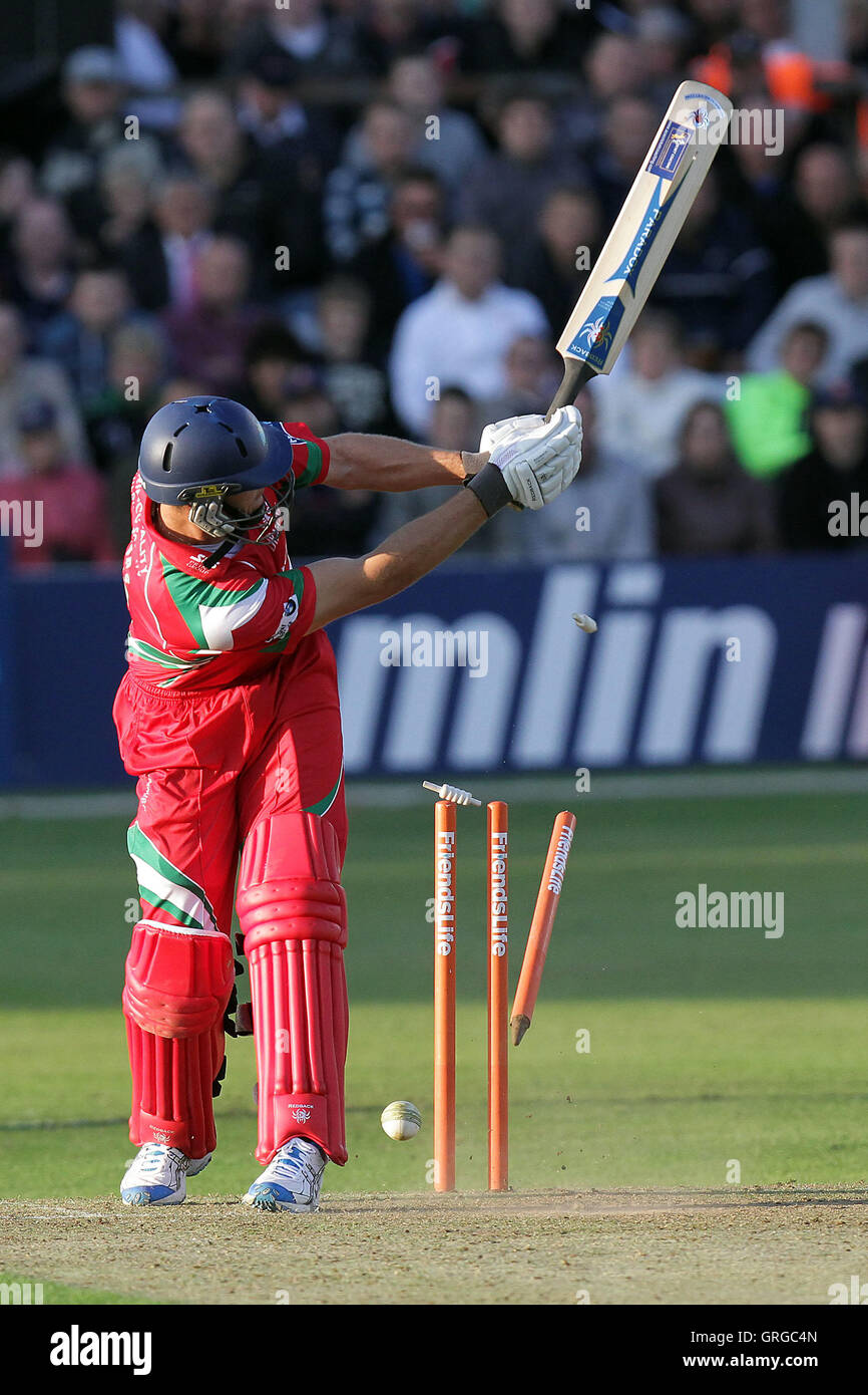 Stewart Walters von Glamorgan ist rollte heraus durch Tim Southee - Essex Adler Vs Glamorgan Drachen - Freunde Leben T20 Cricket The Ford County Ground, Chelmsford, Essex - 07.08.11 Stockfoto