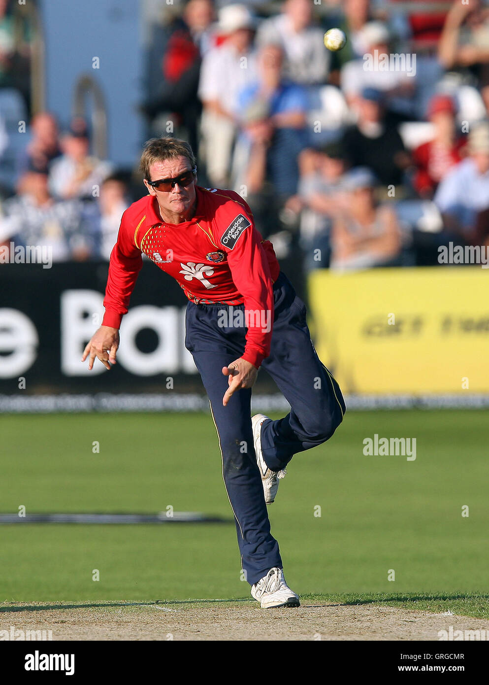 Grant Blume im bowling-Aktion für Essex - Essex Adler Vs Middlesex Panthers - Clydesdale Bank CB40 Cricket auf dem Ford County Ground, Chelmsford - 09.02.10 Stockfoto