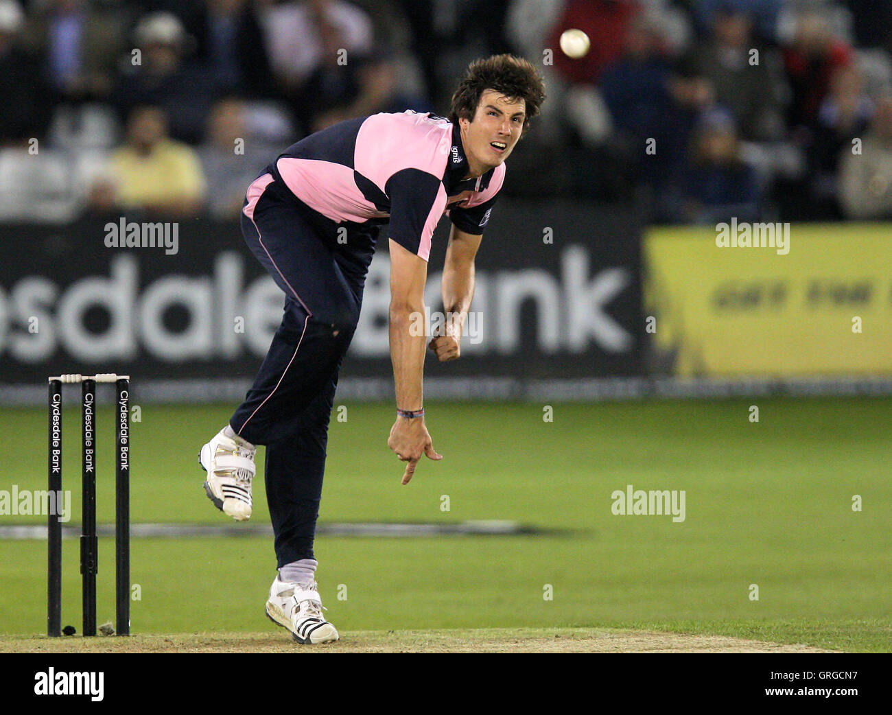 Steven Finn im bowling-Aktion für Middlesex - Essex Adler Vs Middlesex Panthers - Clydesdale Bank CB40 Cricket auf dem Ford County Ground, Chelmsford - 09.02.10 Stockfoto