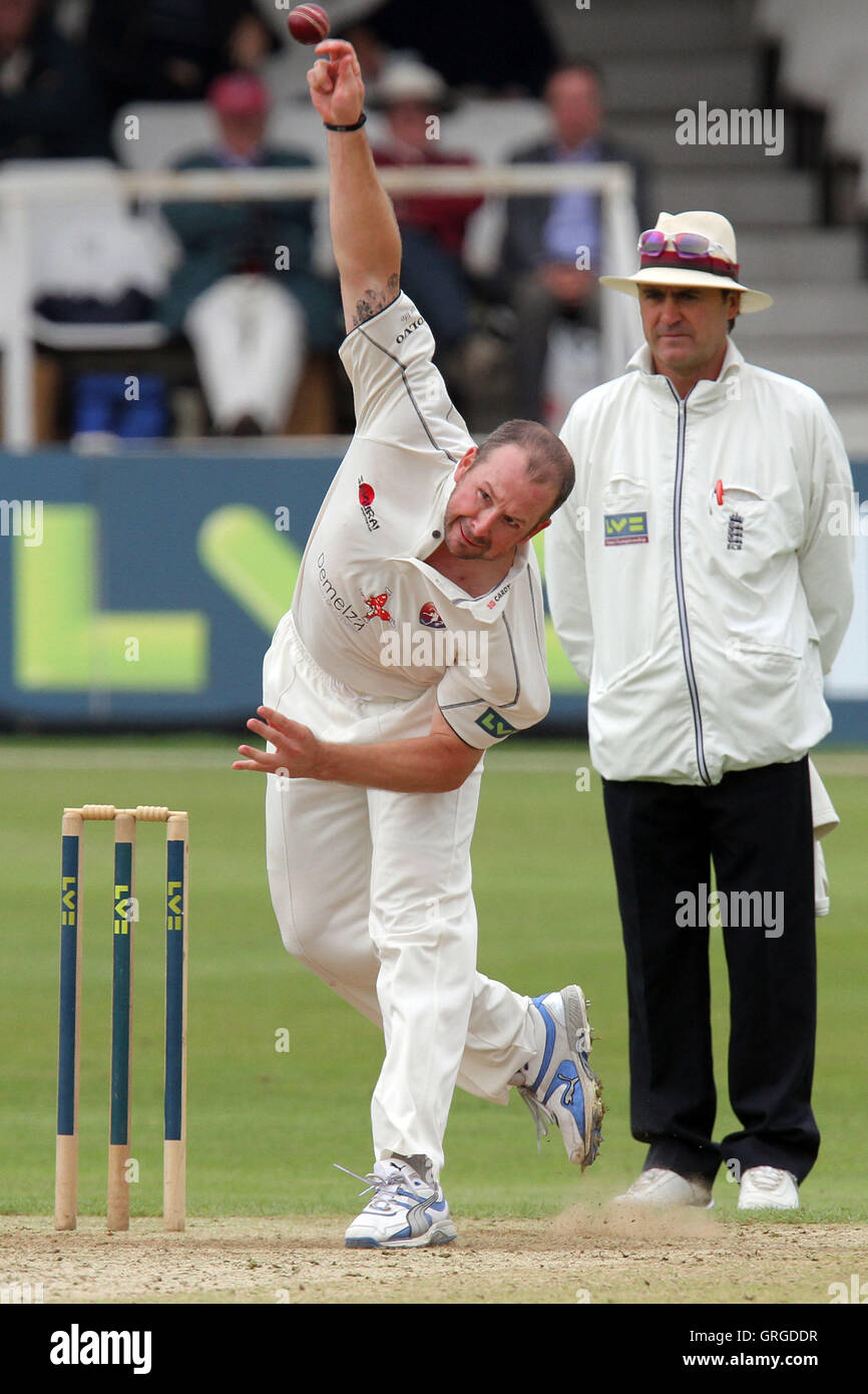 Darren Stevens in bowling Aktion für Kent - Kent CCC Vs Essex CCC - LV County Championship Division zwei Cricket - 31.08.11 Stockfoto