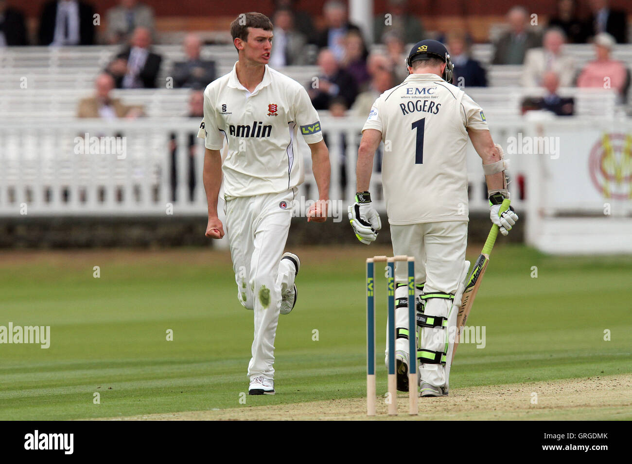 Reece Topley von Essex behauptet das Wicket Chris Rogers - Middlesex CCC Vs Essex CCC - LV County Championship Division Two an Lords Ground - 14.04.11 Stockfoto