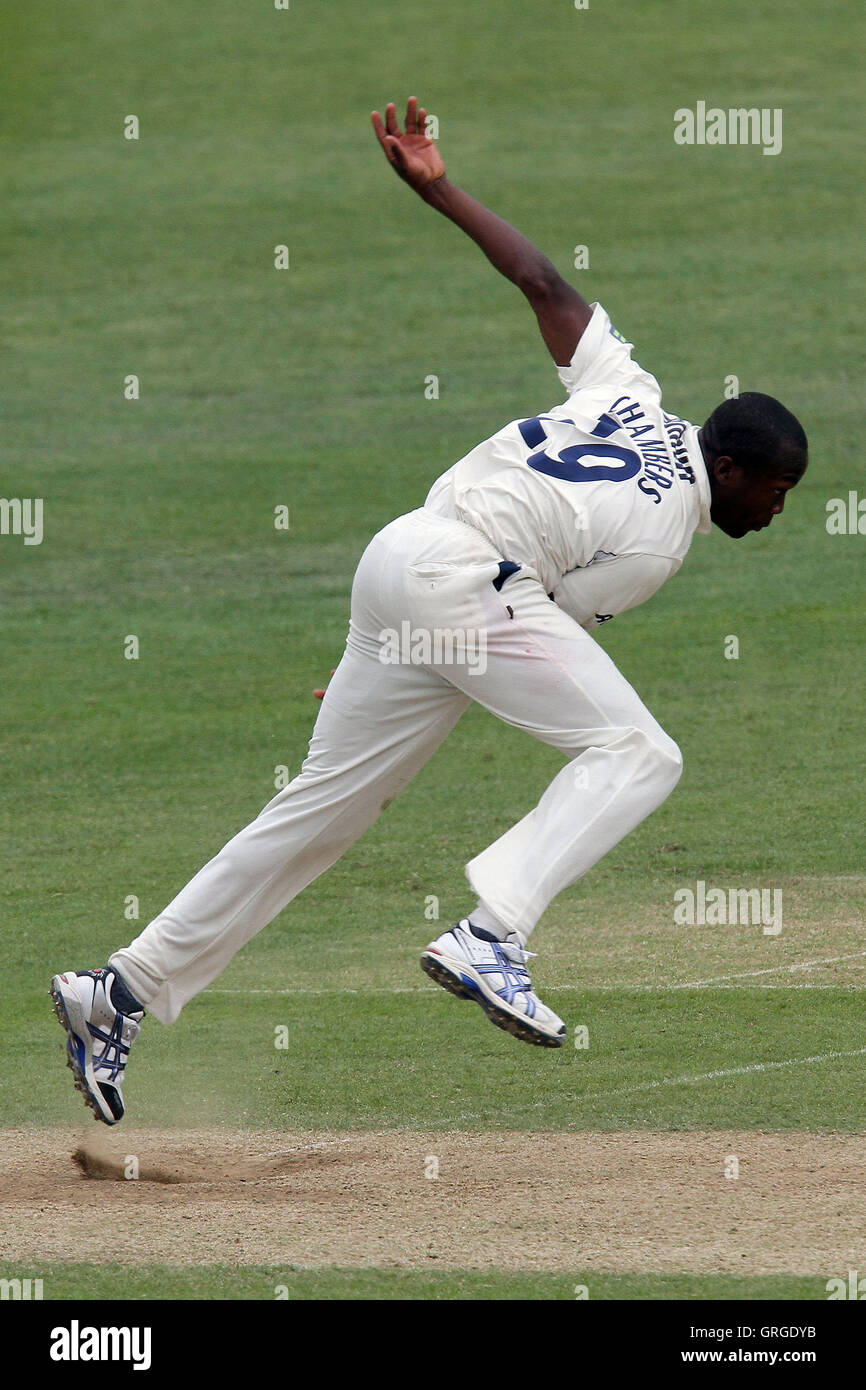 Maurice Chambers in bowling Aktion für Essex - Surrey CCC Vs Essex CCC - LV County Championship Division zwei Cricket an Whitgift School - 20.05.11 Stockfoto