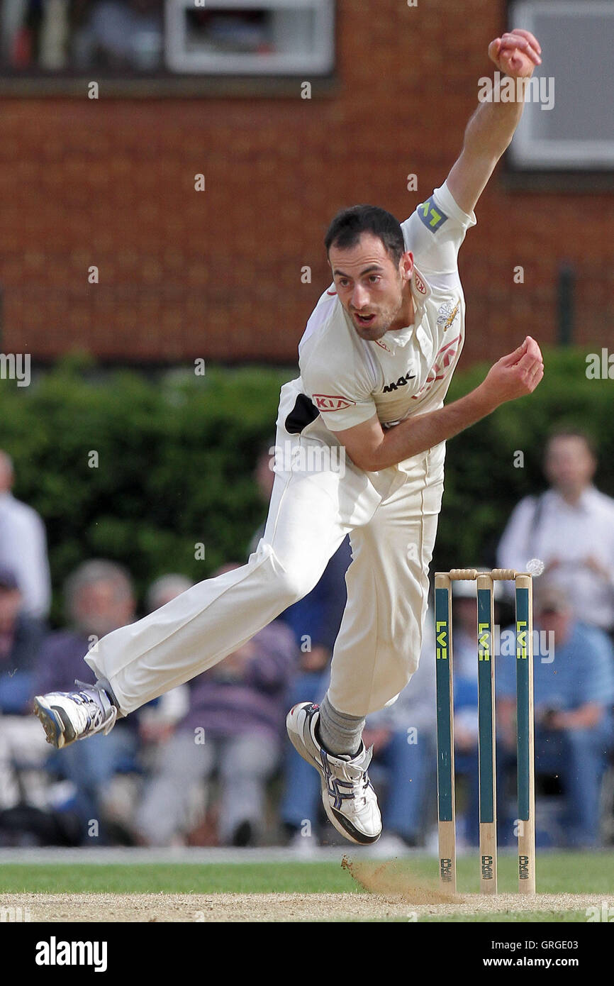 Timothy Linley in bowling Aktion für Surrey - Surrey CCC Vs Essex CCC - LV County Championship Division zwei Cricket an Whitgift School - 20.05.11 Stockfoto