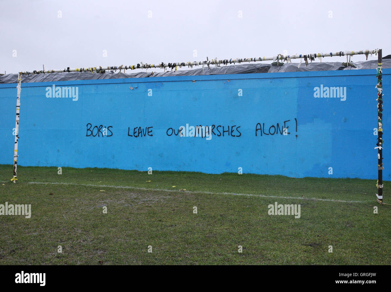 Graffiti ist gesehen im Osten Marsh gefragt "Boris [Johnson] Lass unsere Sümpfe!" - Hackney & Leyton Sunday League Football bei Ea Stockfoto