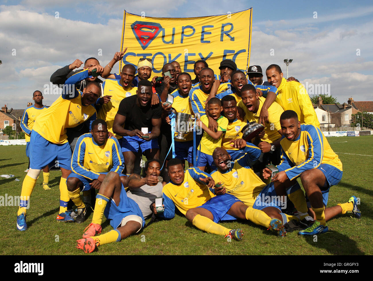 Gewinner Stoke Newington mit dem Cup - Luke Lane Vs Stoke Newington, East London Sonntag Liga Jubilee Cup Finale am Wadham Lodge Sportplatz, Walthamstow - 13.05.12 Stockfoto