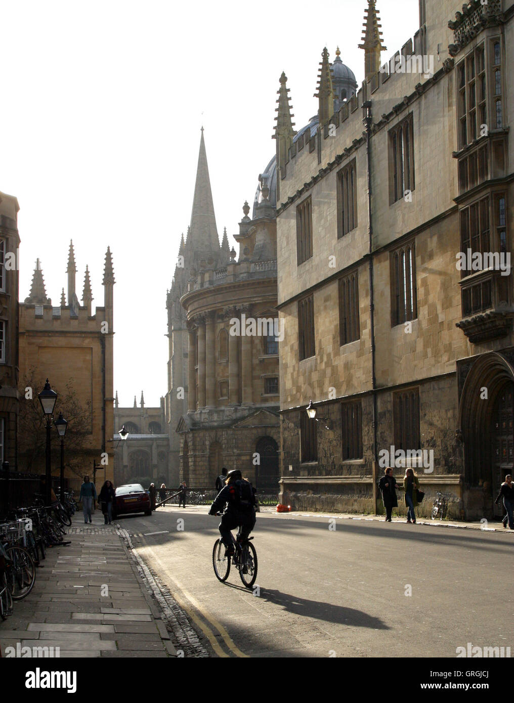 OXFORD. Am frühen Morgen in Oxford, England; ein Radfahrer auf catte Street übergibt die Bodleian Library vom Architekten Giles Gilbert Scott Stockfoto