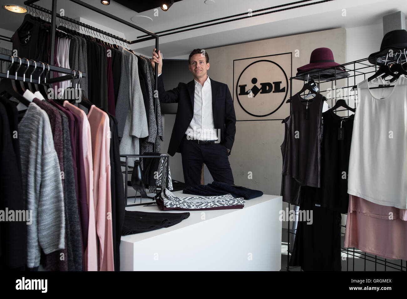 Hamburg, Deutschland. 7. Sep, 2016. Jan Bock, CEO of Purchasing bei Lidl Deutschland, stehend in einem Pop-up-Store am neuen Wall in Hamburg, Deutschland, 7. September 2016. Zwischen 8. und 17. September 2016 präsentiert die Supermarktkette eine Premium-Kollektion der Modemarke Esmara. Foto: CHRISTIAN CHARISIUS/Dpa/Alamy Live News Stockfoto
