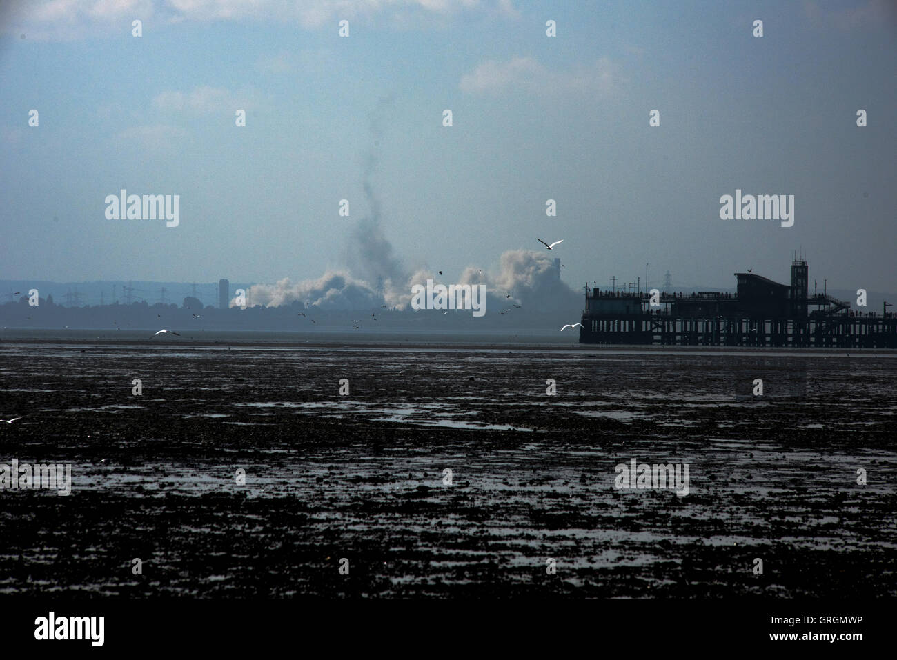 Isle of Grain, Kent, UK. 7. September 2016. Insel von Korn Kraftwerk Kamin heute gesprengt, wurde 800 Fuß hohen Isle von Korn Kraftwerk Kamin heute auf der Isle of Grain Nord Kent England UK gesprengt. Der Schornstein buily im Jahr 1979 wurde die höchste Betonstruktur in Großbritannien abgerissen werden. In den 2000er Jahren wurde das Kraftwerk stillgelegt. Hier fotografiert aus dem Süden Essex Küste bei Southend on Sea Blick über die Themse und das Southend Pier auf der rechten Seite zeigt. 7. September 2016 Kredit: BRIAN HARRIS/Alamy Live-Nachrichten Stockfoto