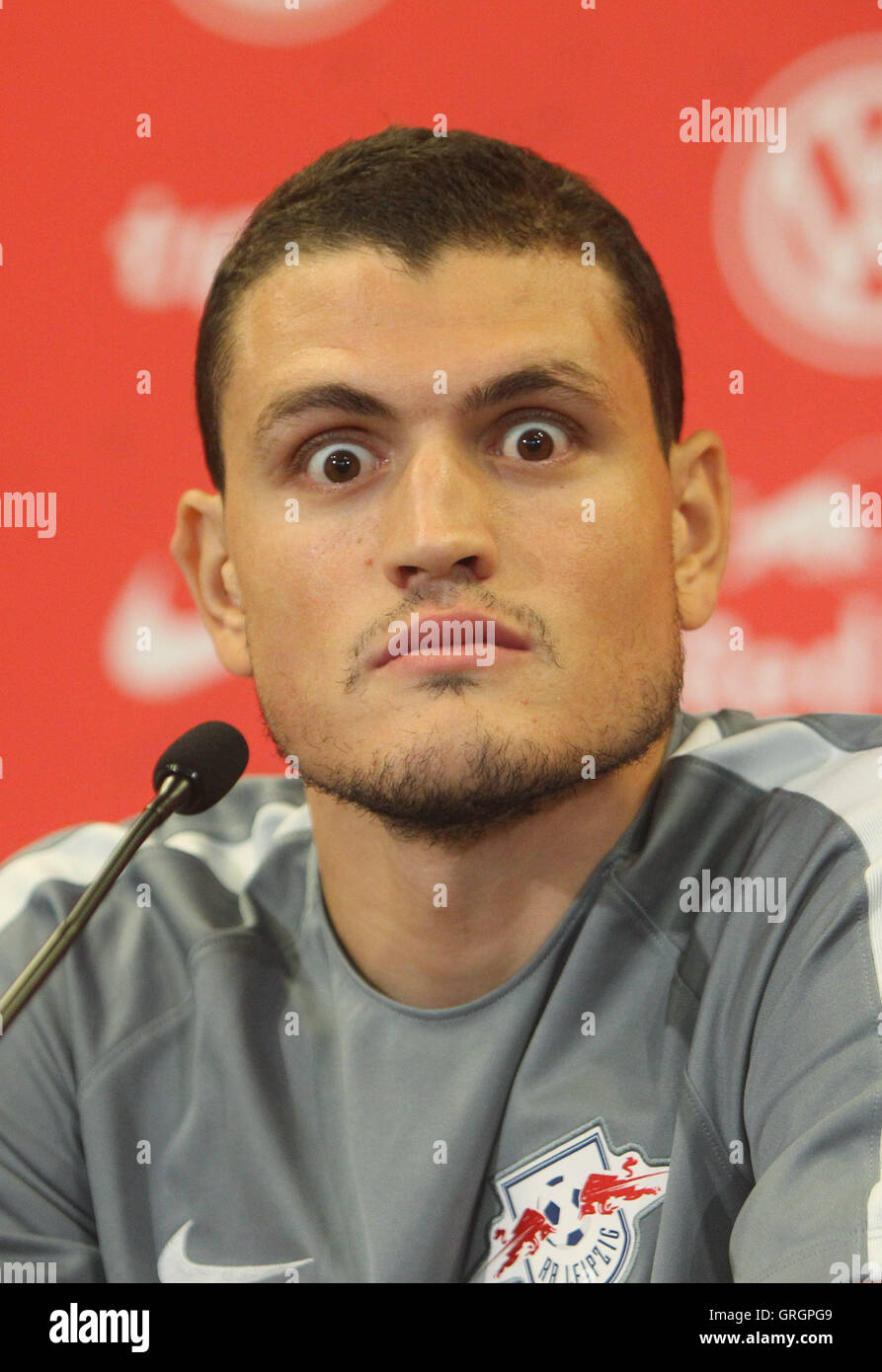 Leipzig, Deutschland. 07. Sep, 2016. Griechischer Fußballspieler Kyriakos Papadopoulos sitzt im Rahmen einer Pressekonferenz am Trainingszentrum RB Leipzig in Leipzig, Deutschland, 7. September 2016. Foto: SEBASTIAN WILLNOW/Dpa/Alamy Live News Stockfoto