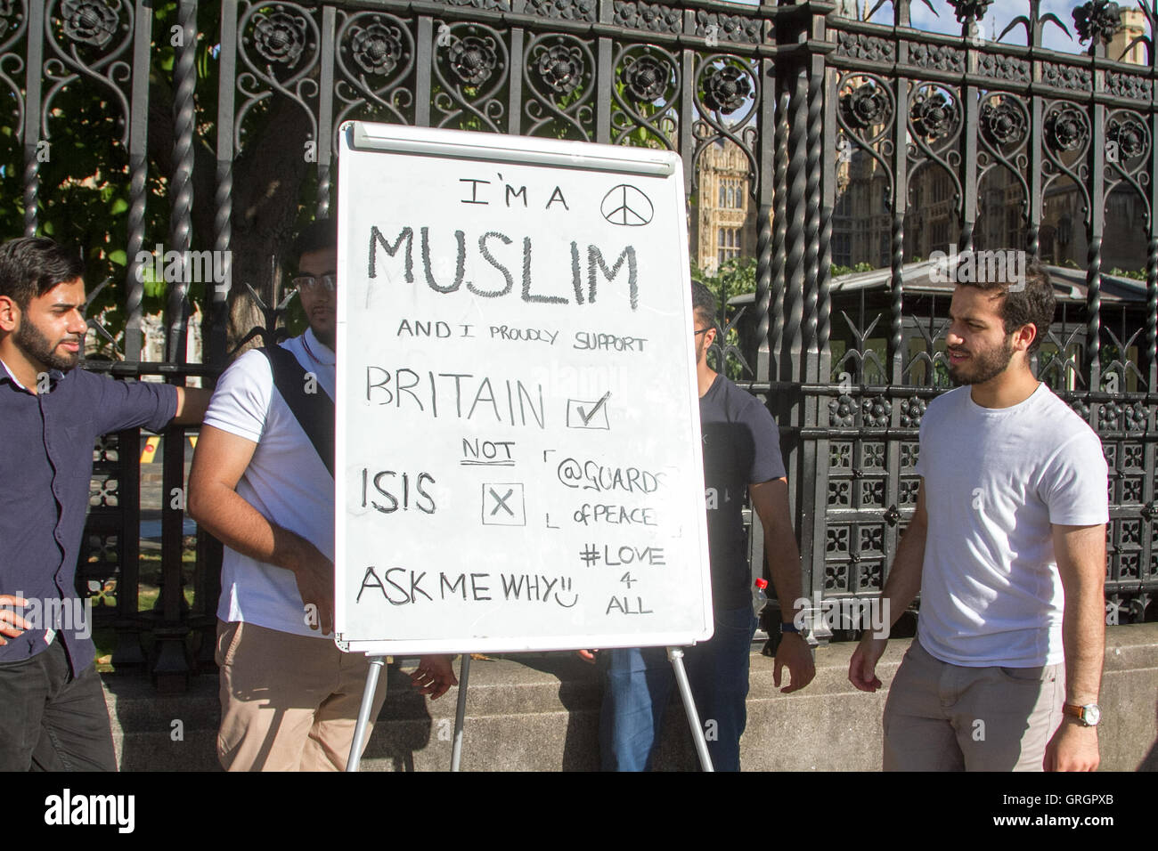 Westminster London, UK. 7. Sep, 2016. Eine Gruppe von muslimischen Männern setzen Sie ein Zeichen auf einer Staffelei außerhalb des Parlaments ihre Unterstützung für Großbritannien gegen ISIS-islamischen Staat Kredit: Amer Ghazzal/Alamy Live-Nachrichten Stockfoto