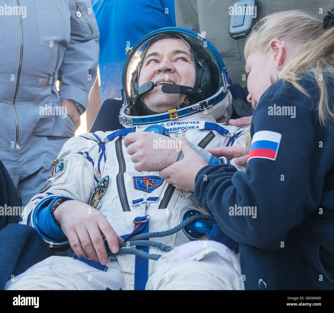 Internationale Raumstation russische Kosmonaut Oleg Skripochka von Expedition 48 sitzt auf einem Stuhl vor das Raumschiff Sojus TMA - 20M wenige Augenblicke nach der Landung in einen entfernten Landeplatz 7. September 2016 in der Nähe von Zhezkazgan, Kasachstan. Skripochka, zusammen mit amerikanische Astronaut Jeff Williams und russischen Kosmonauten Alexey Ovchinin zurück von 172 Tage im Weltraum. Stockfoto