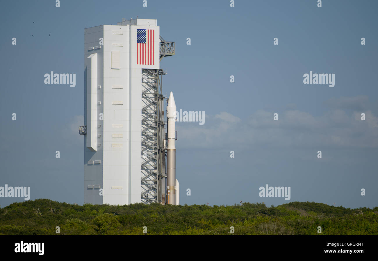 Eine United Launch Alliance Atlas V-Rakete mit dem NASA OSIRIS-REx-Raumschiff ist bei Space Launch Complex 41 7. September 2016 am Cape Canaveral Air Force Station, Florida vorbereitet. Die OSIRIS-REx wird wird voraussichtlich am 8. September starten und die erste US-Mission zu probieren ein Asteroid, mindestens zwei Unzen von Oberflächenmaterial abzurufen und auf die Erde zurückkehren, für das Studium. Stockfoto