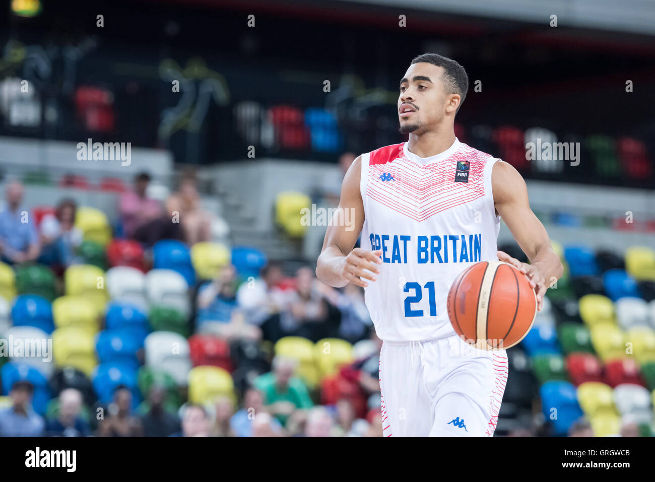 London, UK, 7. September 2016. GB-Männer gegen Luxemburg.  Alex Young (21) bewegt sich das Gericht. Bildnachweis: Pmgimaging/Alamy Live-Nachrichten Stockfoto