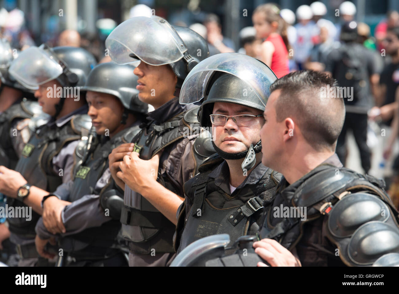 Rio De Janeiro, Rio De Janeiro, Brasilien. 7. September 2016. Riot Polizisten beobachten die Menge friedlich demonstriert gegen brasilianische Präsident Michel Temer während der Unabhängigkeitstag in Brasilien. Ellen Pabst Dos Reis / Alamy Live News Stockfoto