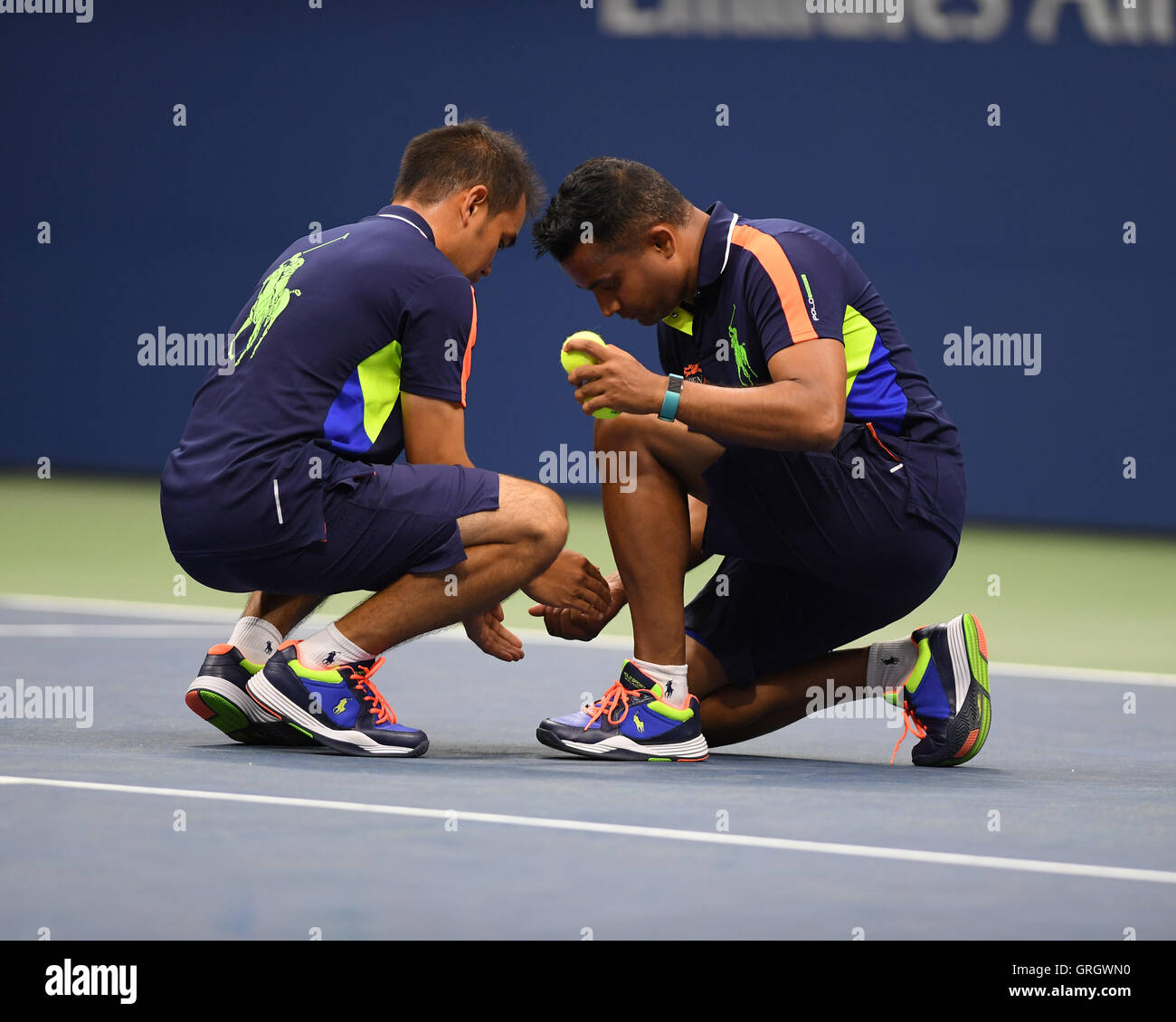 Flushing Meadows, New York, USA. 7. September 2016. Balljungen abholen ein Schmetterling nach Andy Murray es mit seinem Schläger in seinem Match gegen Kei Nishikori im Arthur Ashe Stadium im USTA Billie Jean King National Tennis Center am 7. September 2016 in Flushing Queens Open. Bildnachweis: mpi04/MediaPunch Credit: MediaPunch Inc/Alamy Live News Stockfoto