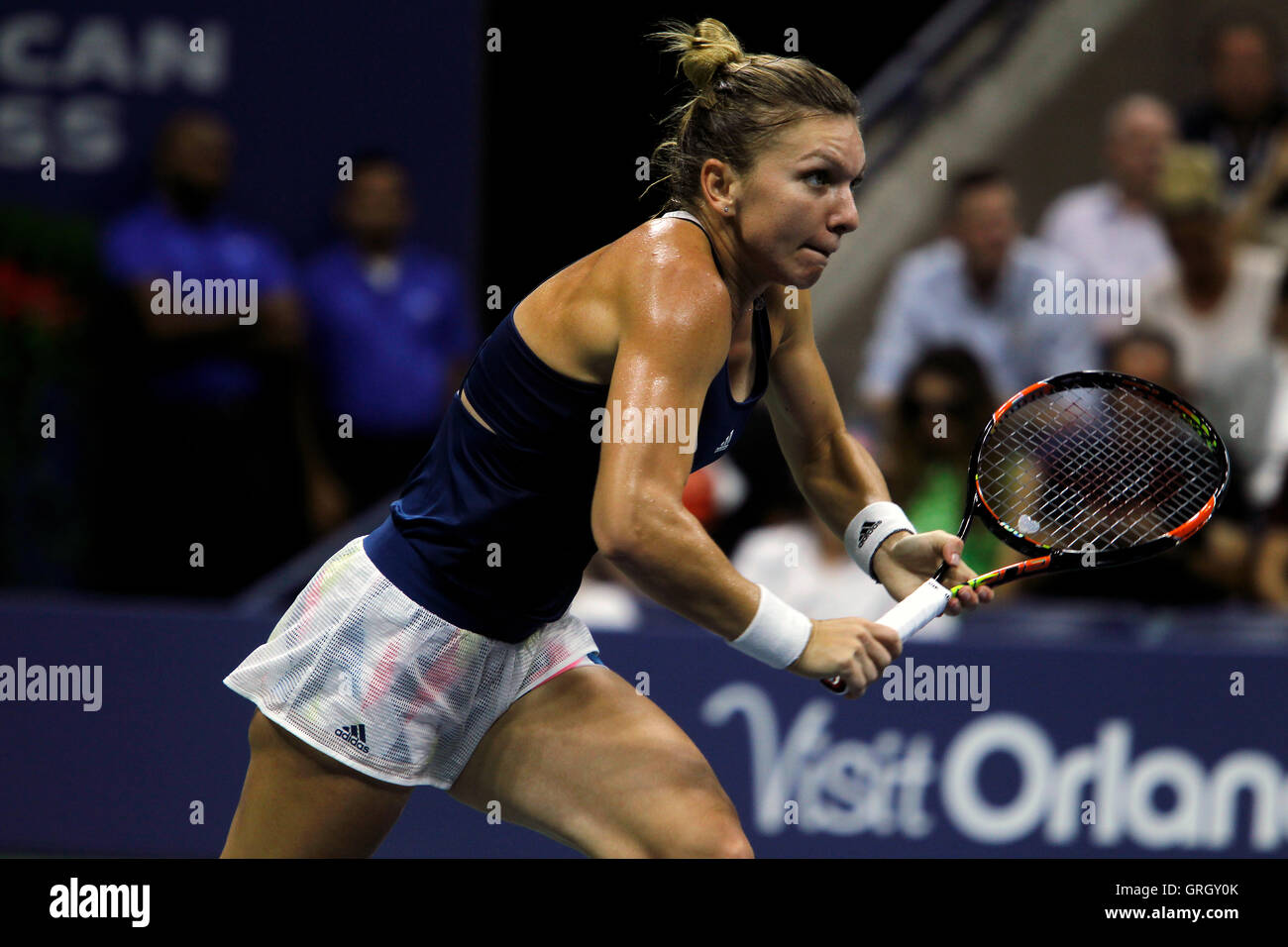 Flushing Meadows, New York, USA. 7. September 2016. Simona Halep Rumäniens während ihr Viertelfinale match gegen die Nummer 1 gesetzte, Serena Williams in den Vereinigten Staaten Open Tennis Championships in Flushing Meadows, New York am Mittwoch, 7. September.  Williams gewann das Match in drei Sätzen. Bildnachweis: Adam Stoltman/Alamy Live-Nachrichten Stockfoto