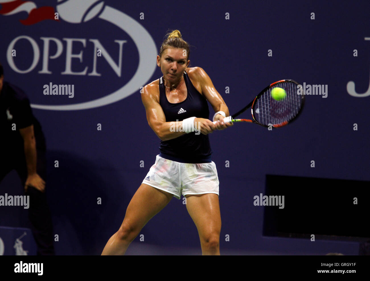 Flushing Meadows, New York, USA. 7. September 2016. Simona Halep Rumäniens reagiert auf einen Punkt in ihrem Viertelfinale Match gegen die Nummer 1 gesetzte, Serena Williams in den Vereinigten Staaten Open Tennis Championships in Flushing Meadows, New York am Mittwoch, 7. September.  Williams gewann das Match in drei Sätzen. Bildnachweis: Adam Stoltman/Alamy Live-Nachrichten Stockfoto