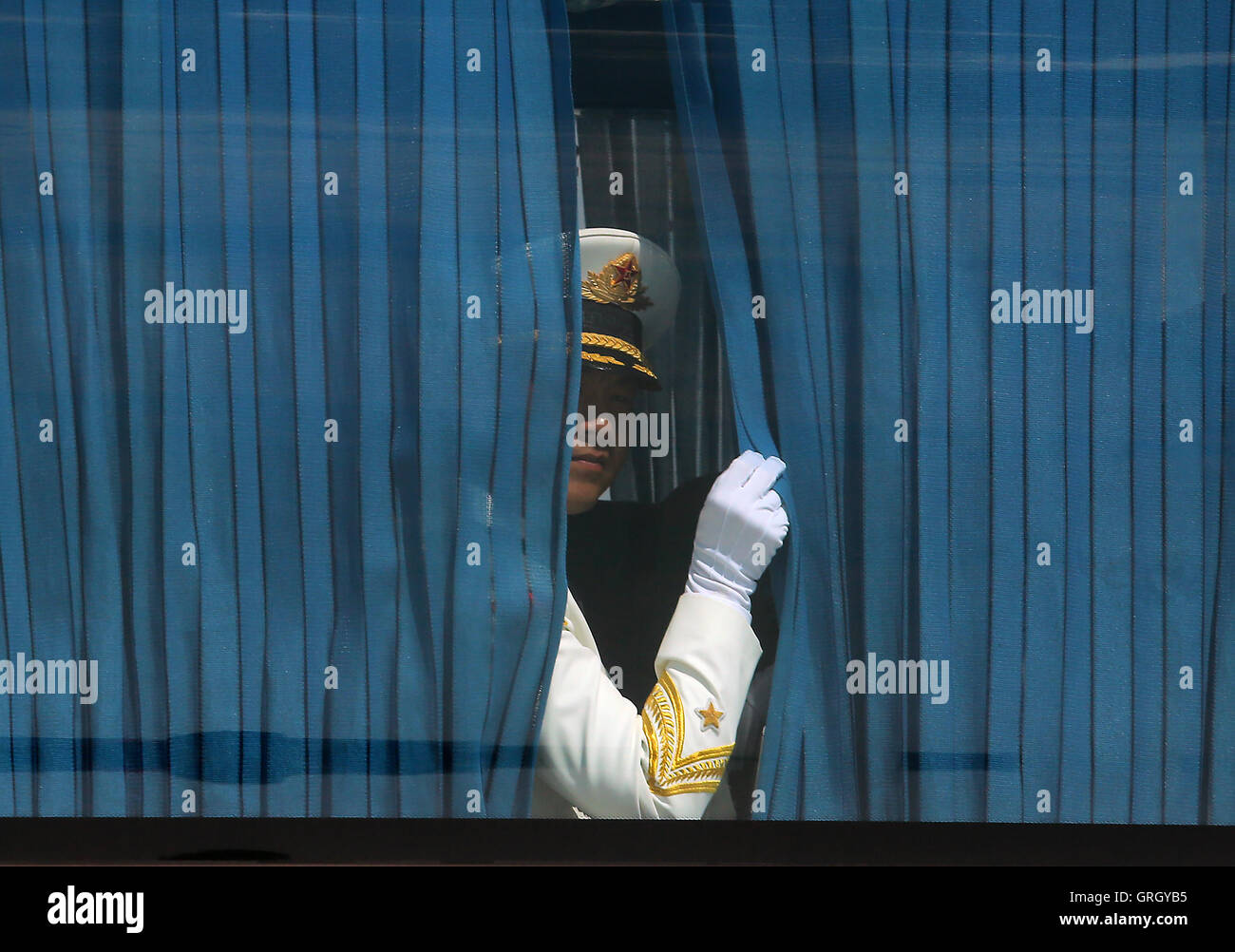 Hangzhou, ZHEJIANG, CHINA. 3. Sep, 2016. Ein chinesischer Soldat schaut aus einem Busfenster wie er für Air Force One wartet zu landen, wie US-Präsident Barack Obama einen Besuch des G20-Gipfels in Hangzhou, der Hauptstadt der Provinz Zhejiang, am 3. September 2016 zahlt © Stephen Rasierer/ZUMA Draht/Alamy Live News Stockfoto