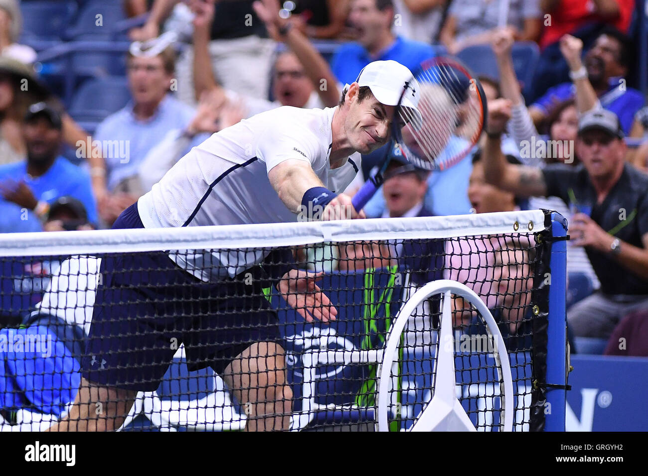 Flushing Meadows, New York, USA. 07. Sep, 2016. US Open Tennis Championships, Herren Einzel-Viertelfinale. Andy Murray schlägt seinen Schläger wie Kei Nishikori (JPN) ihn mit einem großen Schuss geht. Nishikori gewann das Spiel in 5 setzt Credit: Action Plus Sport/Alamy Live News Stockfoto