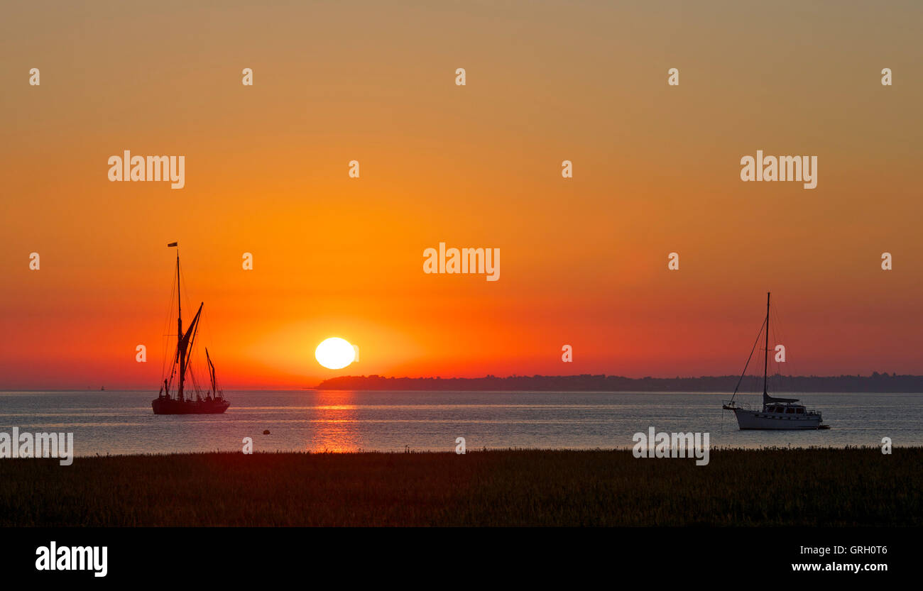 Swale Mündung, Kent, UK. 8. September 2016: UK Wetter. Einen wunderschönen rot-gelb-Sonnenaufgang und klarem Himmel über Whitstable am Horizont und die Themse Segeln Lastkahn Mirosa, friedlich in der Senke-Mündung in der Nähe von Harty Fähre vertäut werden sie ihren 125. Geburtstag nächstes Jahr feiern. Hohe Temperaturen weiterhin für den nächsten nur wenige Tage und in der kommenden Woche wie der Indian Summer Kredit weiter: Alan Payton/Alamy Live News Stockfoto