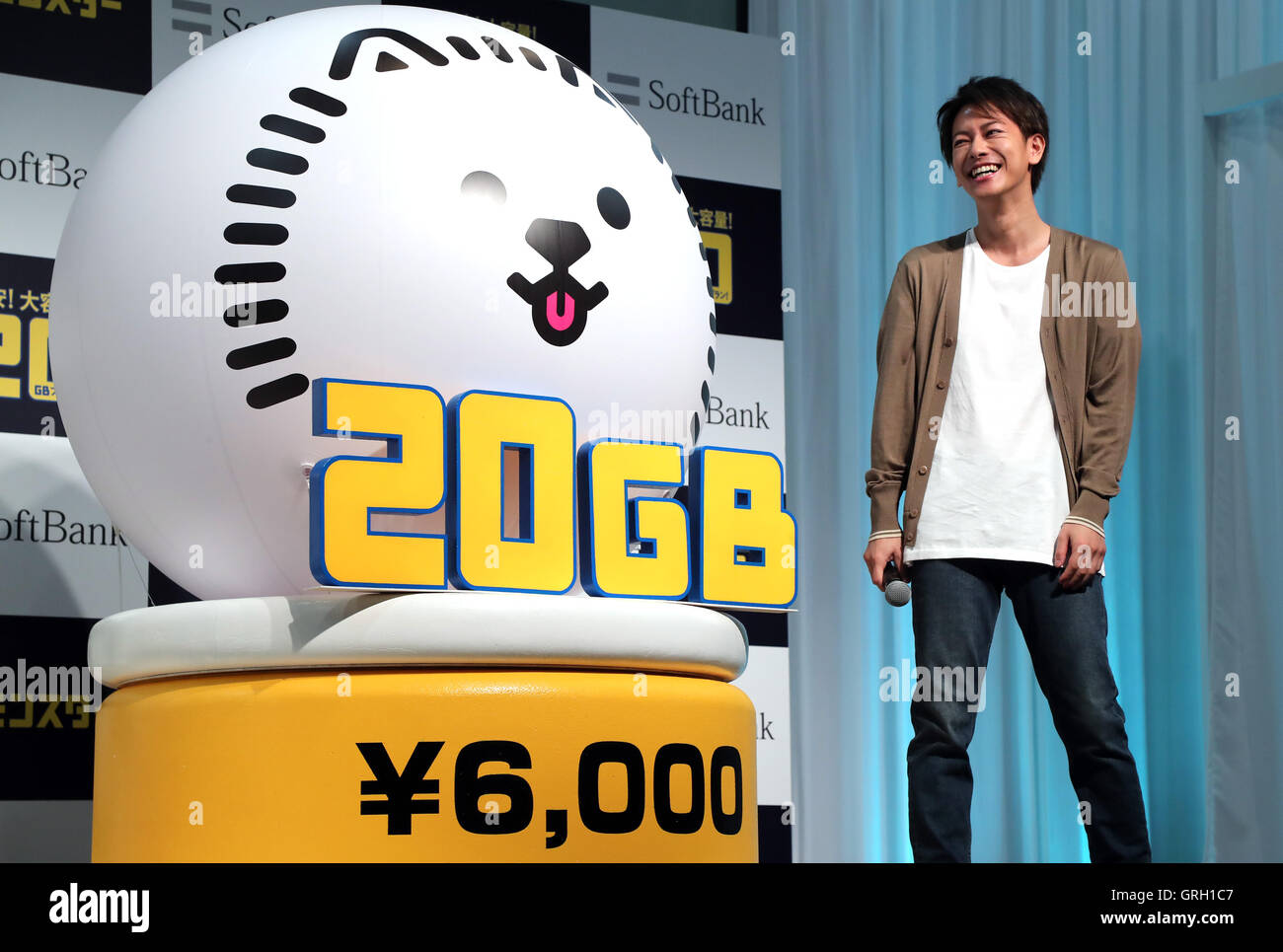 Tokio, Japan. 8. Sep, 2016. Japanischer Schauspieler Takeru Sato kündigt Softbank es neues Tarif "Giga-Monster", 20GB für 6.000 Yen pro Monat in Tokio auf Donnerstag, 8. September 2016. Softbank auch Annouced sie startet die fünfte Generation (5G) mobile Kommunikation service Massive MIMO in diesem Monat © Yoshio Tsunoda/AFLO/Alamy Live News Stockfoto