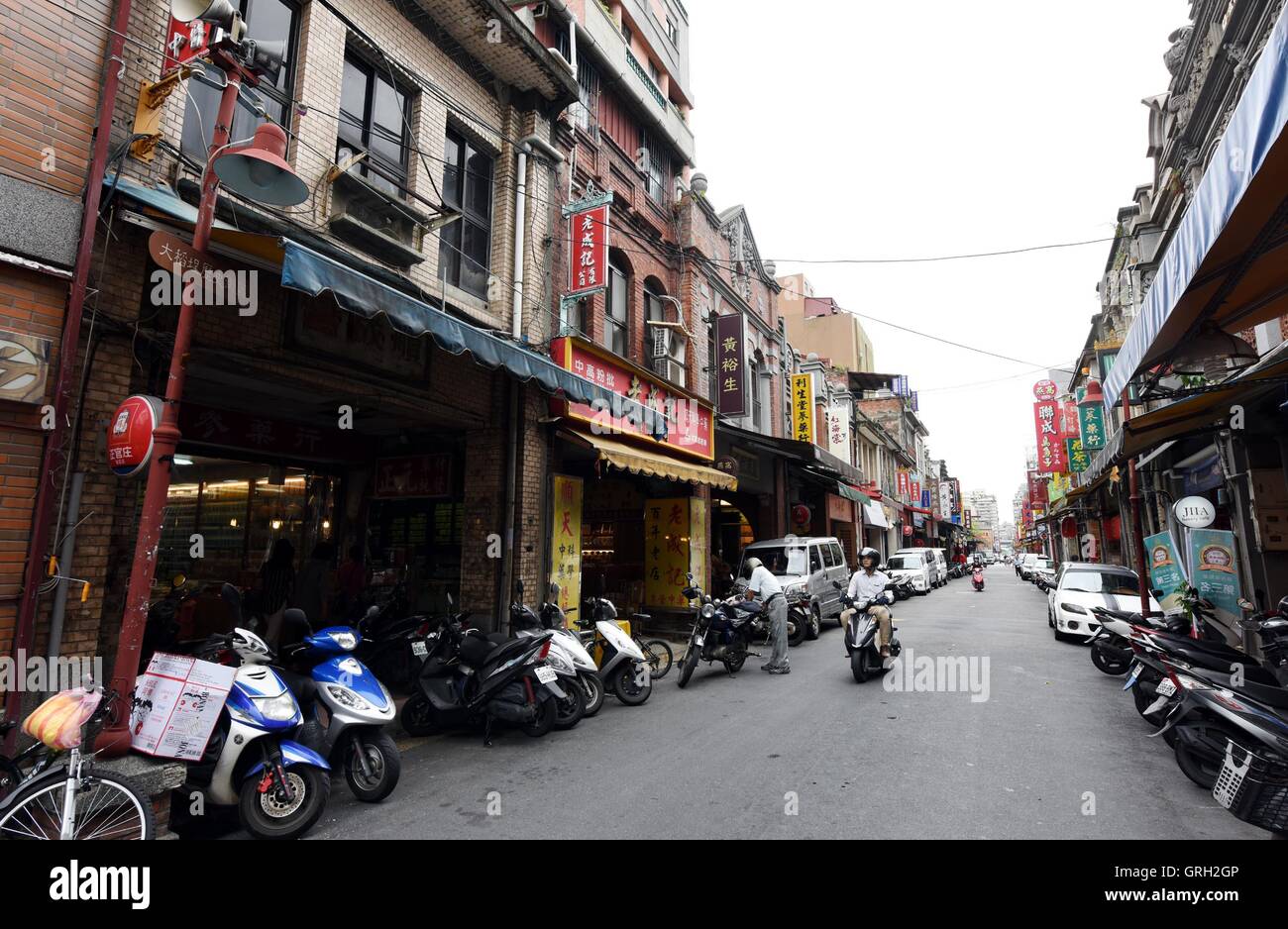 (160908)--TAIPEI, 8. September 2016 (Xinhua)--Foto am 8. September 2016 zeigt der Dihua Street in Taipei, Taiwan Südost-China. Dihua Straße, 800 Meter in der Länge, ist eine gut erhaltene alte Straße in Taipei.    (Xinhua/Song Zhenping) (Zwx) Stockfoto