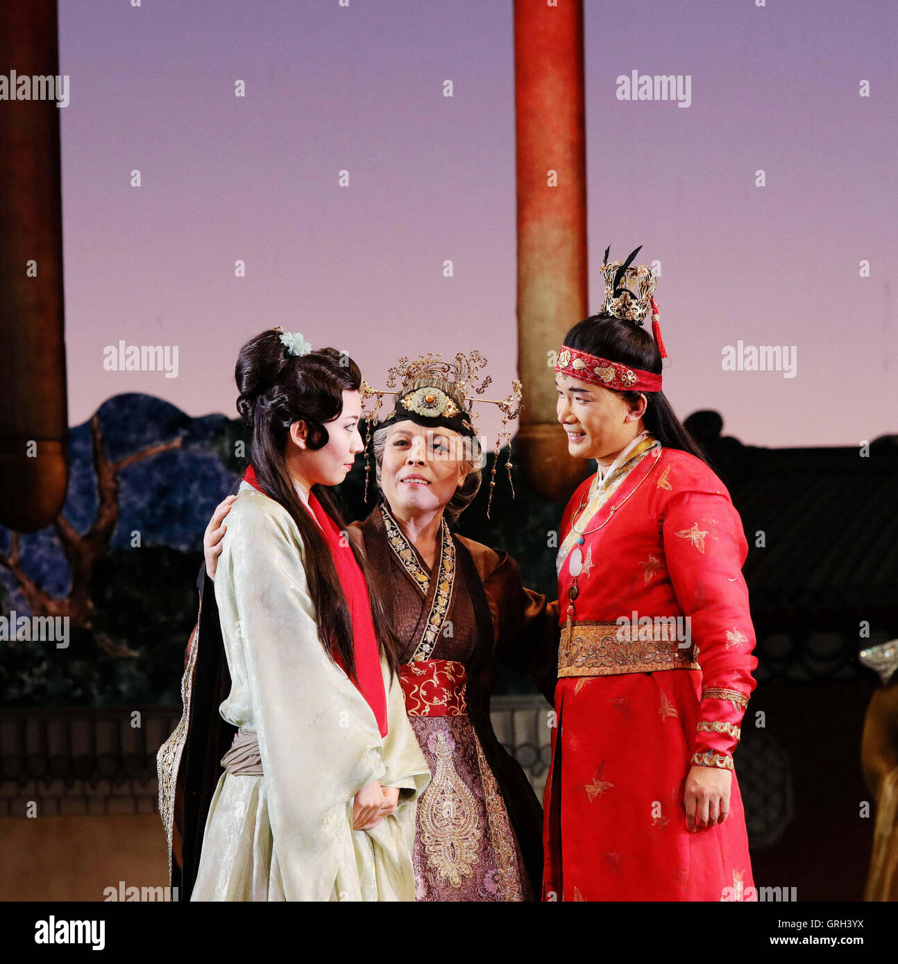 (160908) - SAN FRANCISCO, 8. September 2016 (Xinhua)--chinesische Tenor Yijie Shi (R) spielen Bao Yu, südkoreanische Sopranistin Pureum Jo (L) spielen Dai Yu und Schauspielerin spielt Oma Jia, während eine letzte Generalprobe der Oper "Traum der Roten Kammer" in San Francisco War Memorial Opera House in San Francisco, USA, am 7. September 2016 durchzuführen. San Francisco Opera wird die Weltpremiere der Oper dem besten jemals chinesischen Roman präsentieren. "Traum der Roten Kammer" in sechs Aufführungen vom 10. September bis 29 werden zum ersten Mal für das 18. Jahrhundert chinesische klassische t Stockfoto