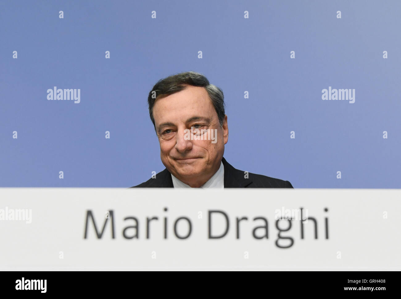 Mario Draghi, Präsident der Europäischen Zentralbank (EZB), befindet sich am Beginn der EZB-Pressekonferenz in Frankfurt Am Main, Deutschland, 8. September 2016. Foto: ARNE DEDERT/dpa Stockfoto