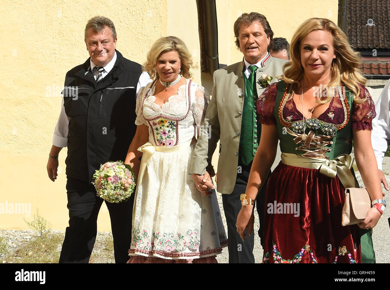 Rottach-Egern, Deutschland. 08. Sep, 2016. Das Musiker-Ehepaar Marianne (2.v.l) und Michael (2.f.R) kommt auf ihre katholische Trauung in der St.-Laurentius-Kirche am Tegernsee See in Rottach-Egern, Deutschland, 8. September 2016. Sie eine standesamtliche Trauung vor - drei Jahrzehnten nun heirateten die kirchliche Trauung kommt. Foto: PETER KNEFFEL/Dpa/Alamy Live News Stockfoto