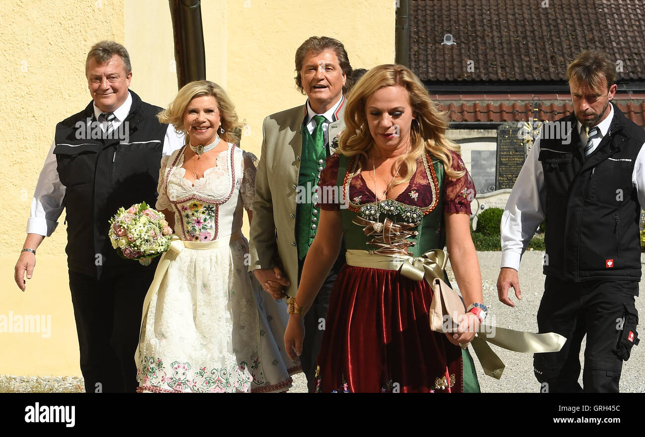 Rottach-Egern, Deutschland. 08. Sep, 2016. Das Musiker-Ehepaar Marianne (2.v.l) und Michael (C) kommt auf ihre katholische Trauung in der St.-Laurentius-Kirche am Tegernsee See in Rottach-Egern, Deutschland, 8. September 2016. Sie eine standesamtliche Trauung vor - drei Jahrzehnten nun heirateten die kirchliche Trauung kommt. Foto: PETER KNEFFEL/Dpa/Alamy Live News Stockfoto