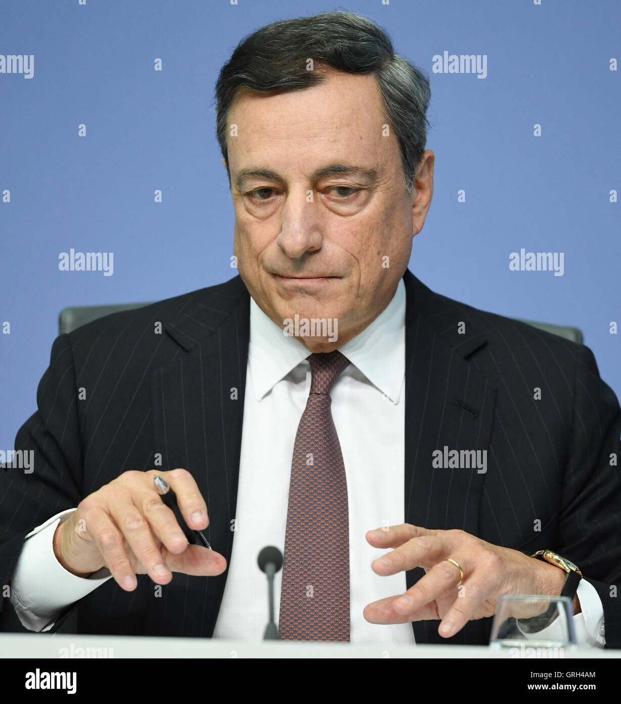 Mario Draghi, Präsident der Europäischen Zentralbank (EZB), spricht bei der Pressekonferenz der EZB in Frankfurt Am Main, Deutschland, 8. September 2016. Foto: ARNE DEDERT/dpa Stockfoto