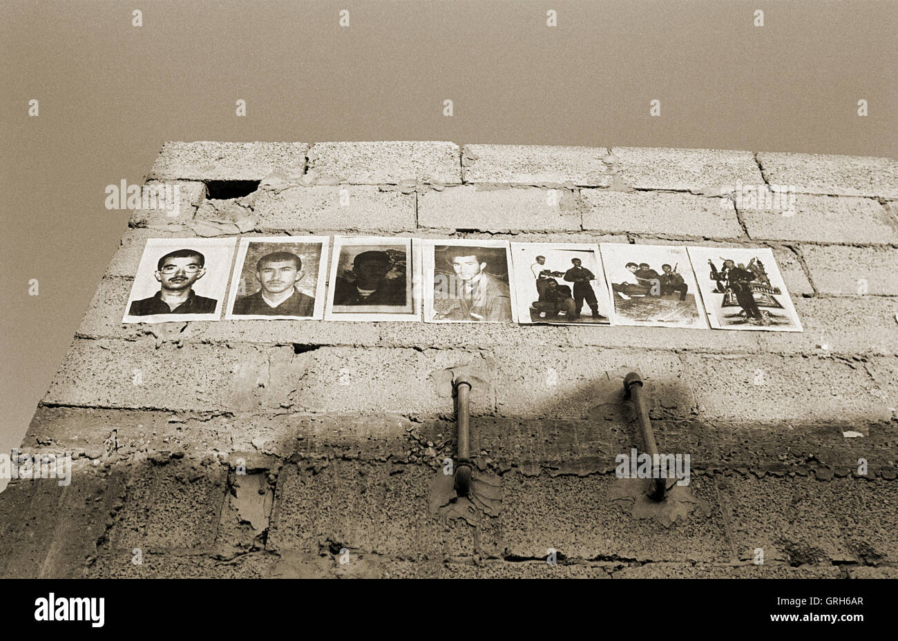 Szene aus einem Documnetray-Foto-Projekt in den Gaza-Streifen zeigt die lokalen palästinensischen Menschen und Orte. Zeigt Fotos von palästinensischen Märtyrer ot einer alten Mauer eingefügt. Stockfoto