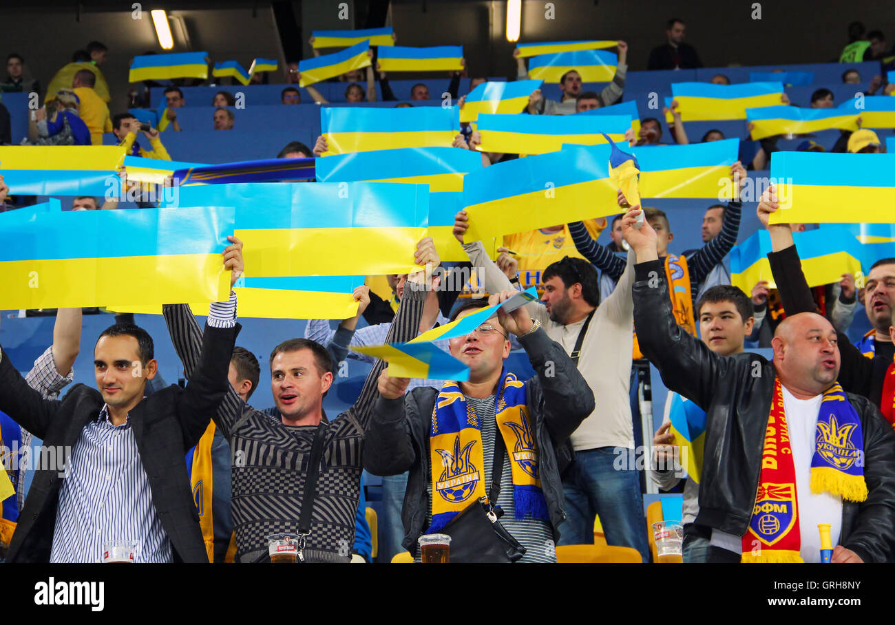 Support für ukrainische Fans ihr Team während der UEFA EURO 2016 Qualifikation Spiel zwischen der Ukraine und Mazedonien auf Arena Lwiw Stockfoto