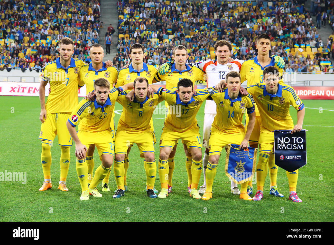 Spieler der Fußball-Nationalmannschaft der Ukraine stellen für ein  Gruppenfoto vor dem Spiel gegen Mazedonien auf Arena Lwiw Stockfotografie -  Alamy