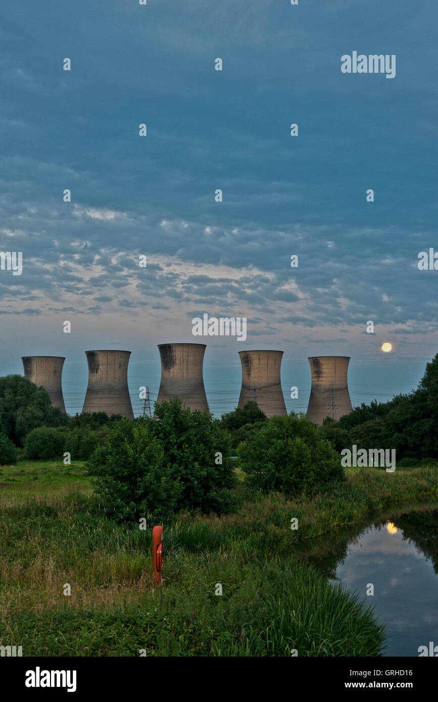 Blick auf die "Fünf Brüder" Cooling Towers zusammen mit dem Mond in der Abenddämmerung, Mercia Marina, Willington, Derbyshire, England, UK Stockfoto