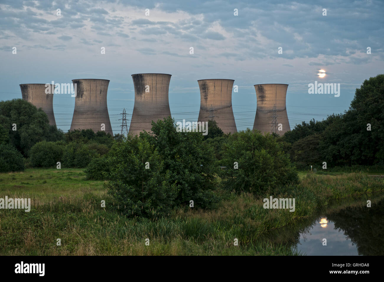 Blick auf die "Fünf Brüder" Cooling Towers zusammen mit dem Mond in der Abenddämmerung, Mercia Marina, Willington, Derbyshire, England, UK Stockfoto