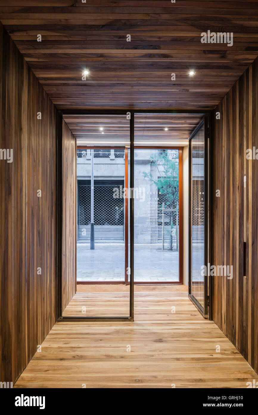 Korridor und wieder eintritt. Green Spot Restaurant, Barcelona, Spanien. Architekt: Isay Weinfeld, 2016. Stockfoto