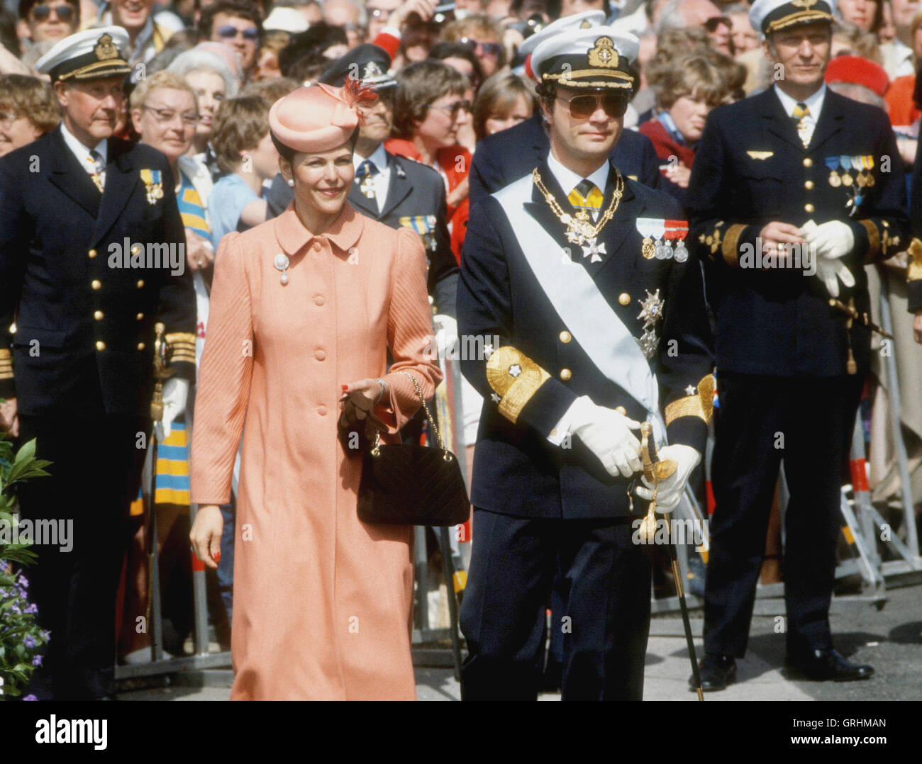 Schwedische Königspaar warten auf Englands Königin Elizabeth II für einen Zustand ankommen besuchen im Jahr 1983 Stockfoto
