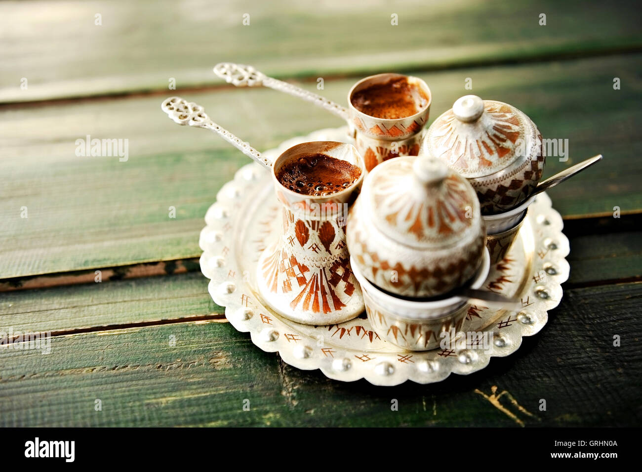 Zwei Tassen bosnische traditionelle Kaffee auf einem Holztisch Stockfoto