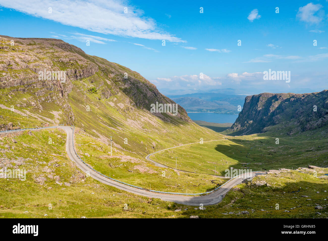 Entfernte Autobahn und Berg weitergeben Bealach Na Ba Applecross Halbinsel, Wester Ross auf North Coast 500 Touristenroute, Schottland Stockfoto