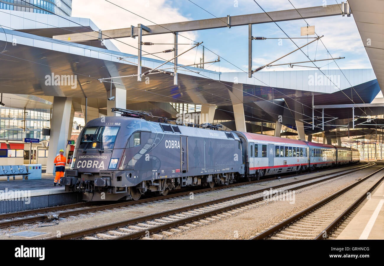 Personenzug in Wien Hauptbahnhof Station. Stockfoto