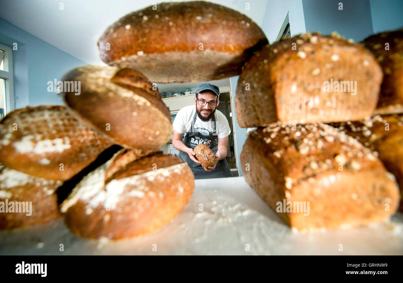 Simon Cobb, Bäcker aus Hove, Sussex, UK. Simon läuft Klassen um Menschen zu helfen, die unter Depressionen leiden. Stockfoto