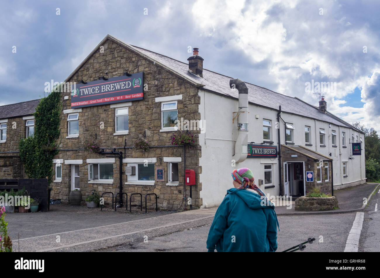 Ein Wanderer angekommen zweimal gebraut Inn, einmal gebraut, Cumbria, England Stockfoto